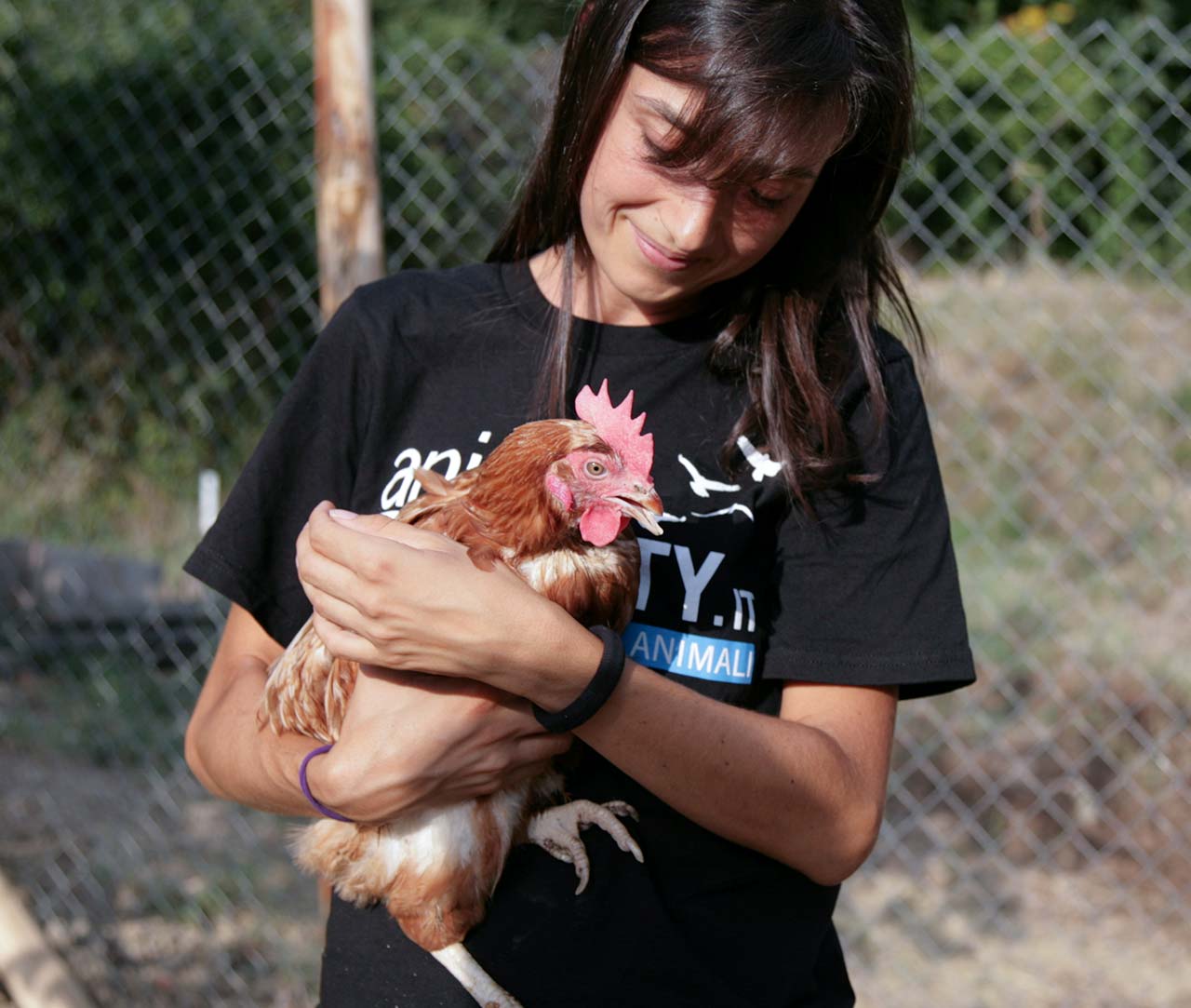 Aktivistin mit Huhn auf dem Arm