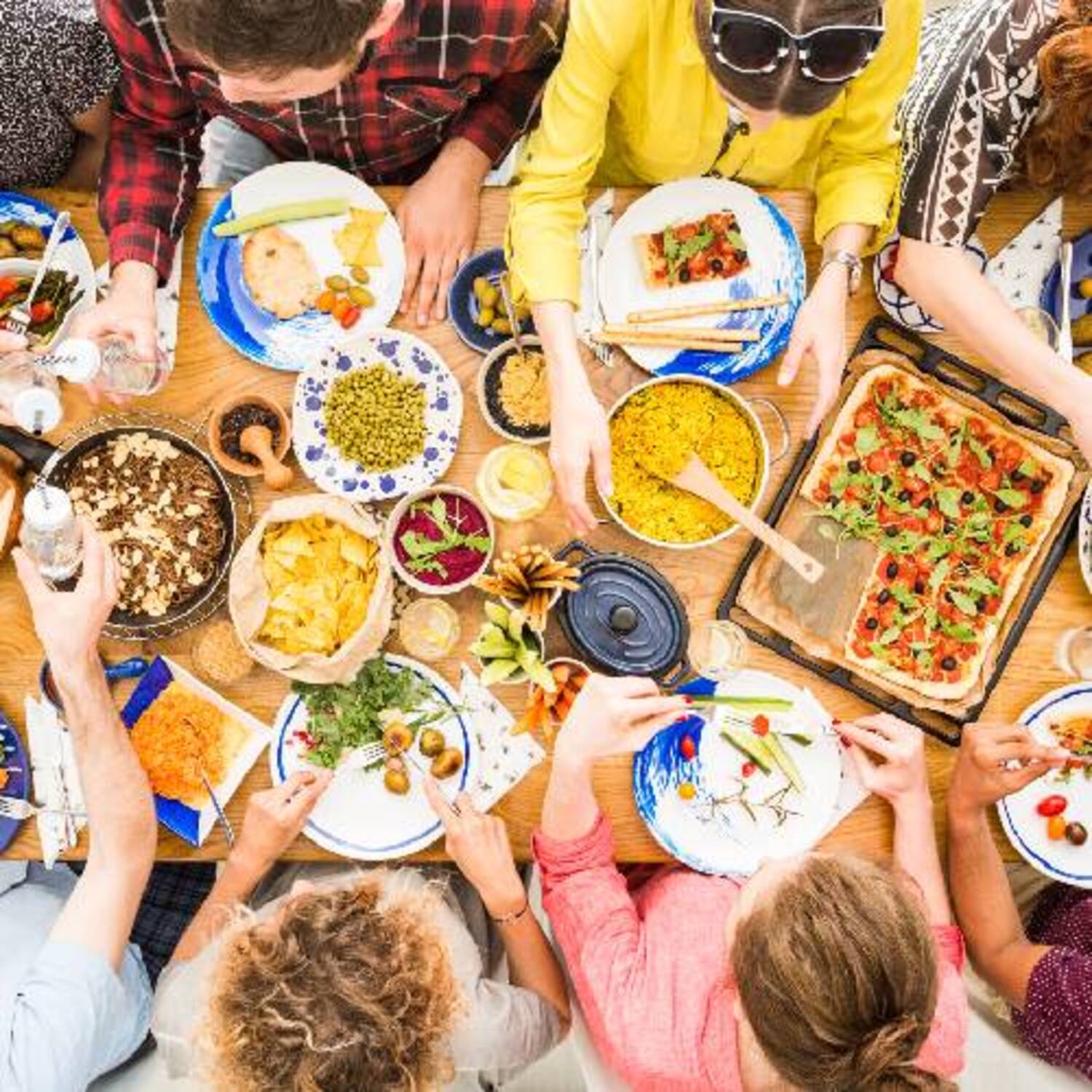 ein Tisch mit veganen Speisen