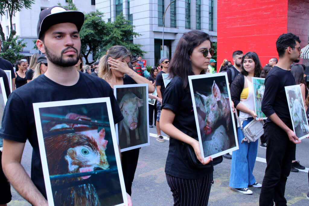 Bei einer Demonstration zum Internationalen Tag der Tierrechte in São Paulo wird gegen landwirtschaftliche Tierhaltung protestiert.