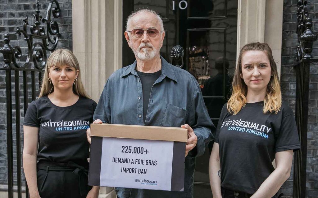 Vertreterinnen von Animal Equality und Schauspieler Peter Egan übergeben 225.000 Unterschriften gegen die Einfuhr von Stopfleber.