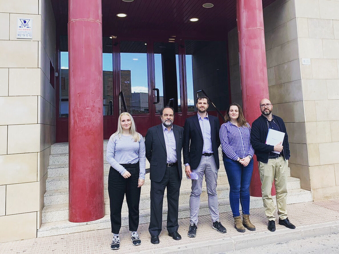 Mitglieder des Animal Equality Teams mit den Anwälten vor den Toren des Gerichts von Totana (Murcia, Spanien).