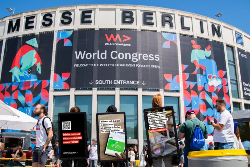 Protest bei WeAreDevelopers World Congress
