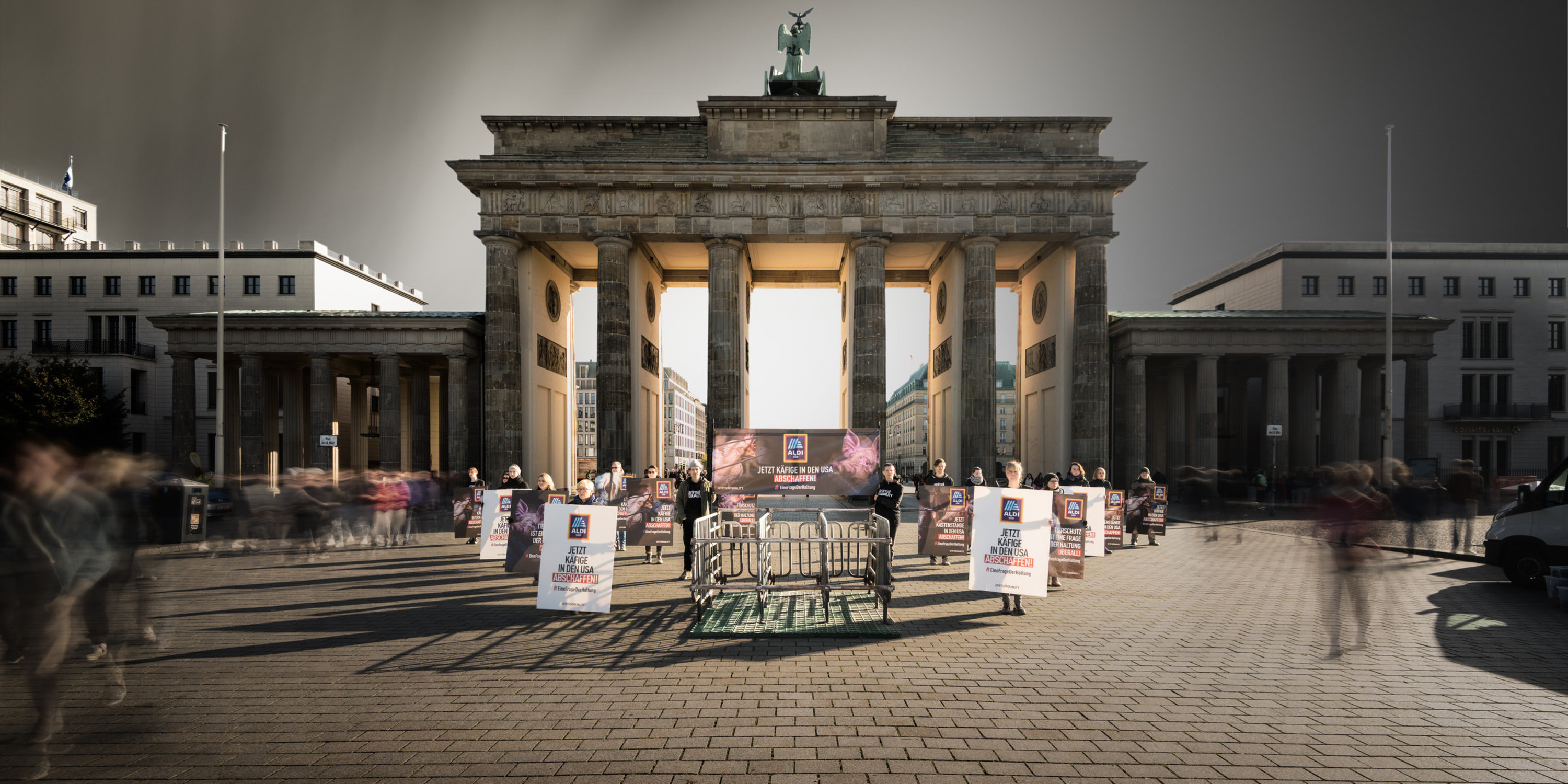 Protest vor dem Brandenburger Tor gegen ALDI Süd