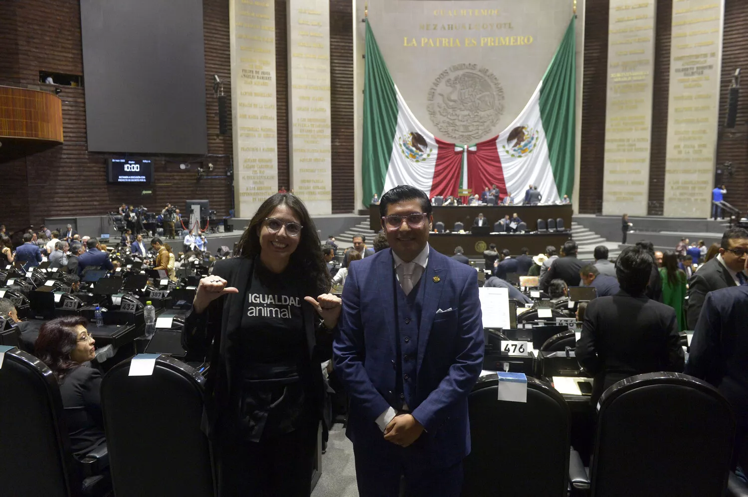 Jean Ortega, Koordinator für die Gesetzgebung bei Animal Equality in Mexiko, und Dulce Ramírez, Geschäftsführerin von Animal Equality in Mexiko, stehen vor dem Kongress.