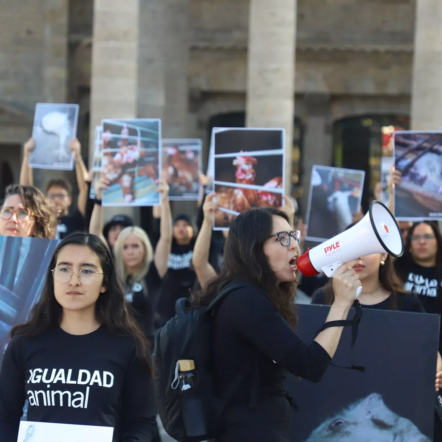 Dulce Ramírez spricht während der Demonstration zum Internationalen Tag der Tierrechte in Mexiko