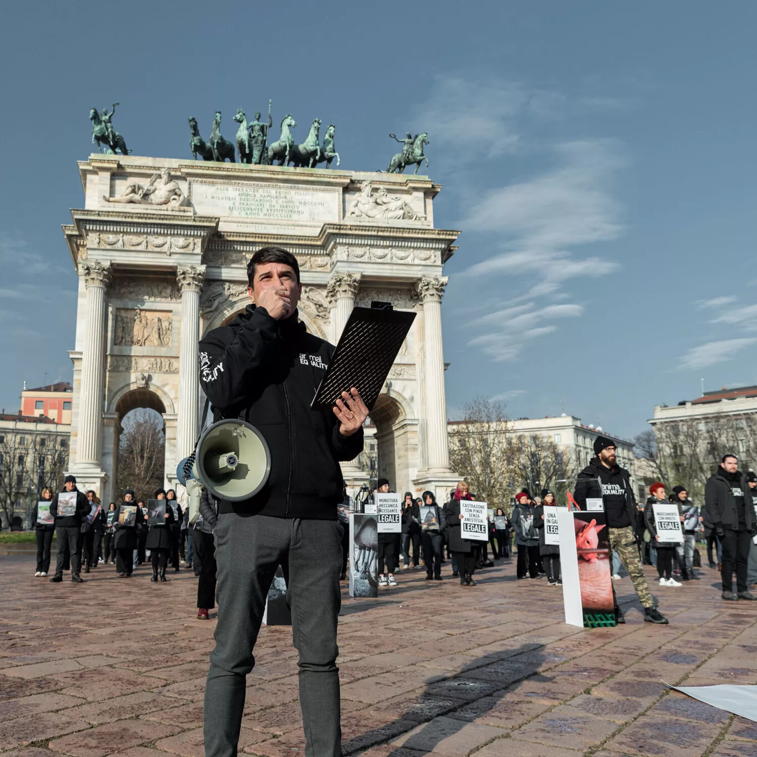 Matteo Cupi spricht während der Demonstration zum Internationalen Tag der Tierrechte in Italien