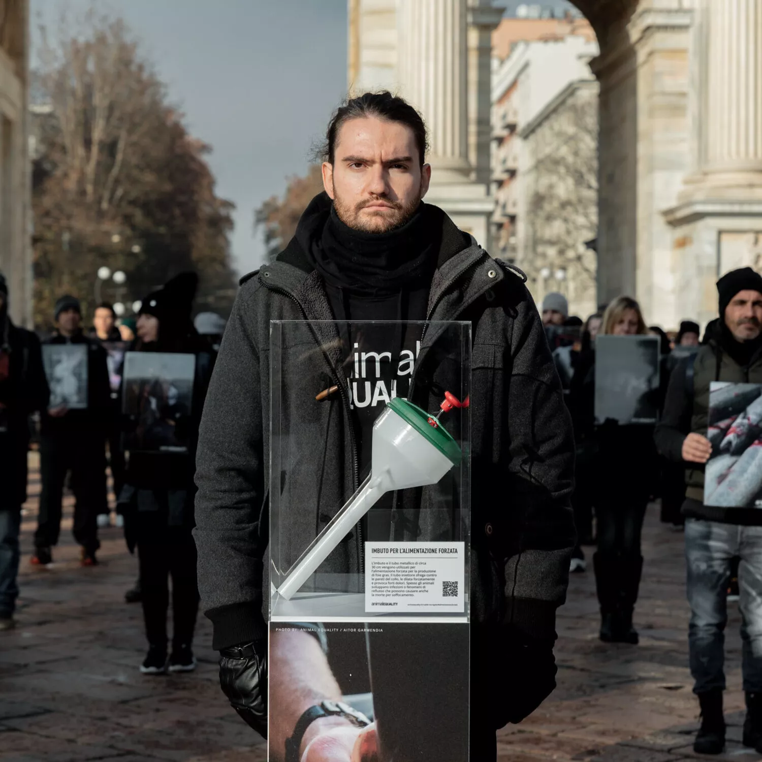 Freiwilliger, der während einer Demonstration zum Internationalen Tag der Tierrechte in Italien in die Kamera schaut
