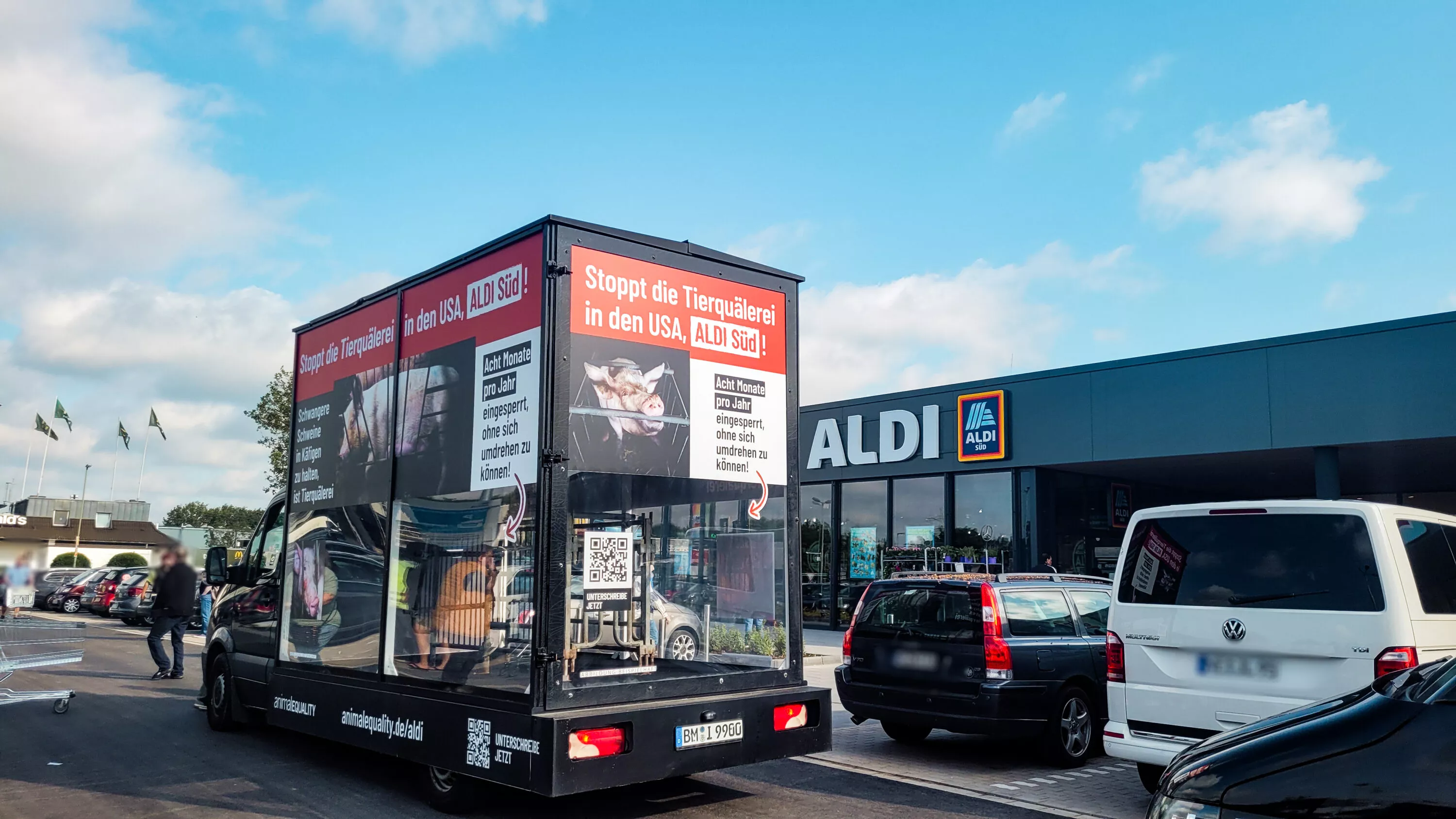 Protest vor XXL-ALDI in Neuss