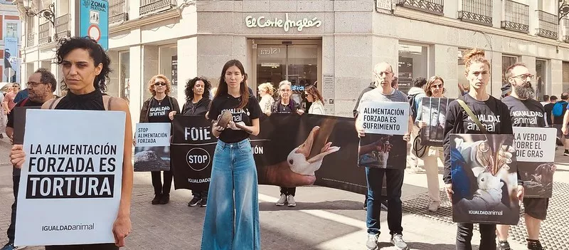 Aktivist*innen von Animal Equality während des Protests vor einer El Corte Inglés-Filiale in Madrid.