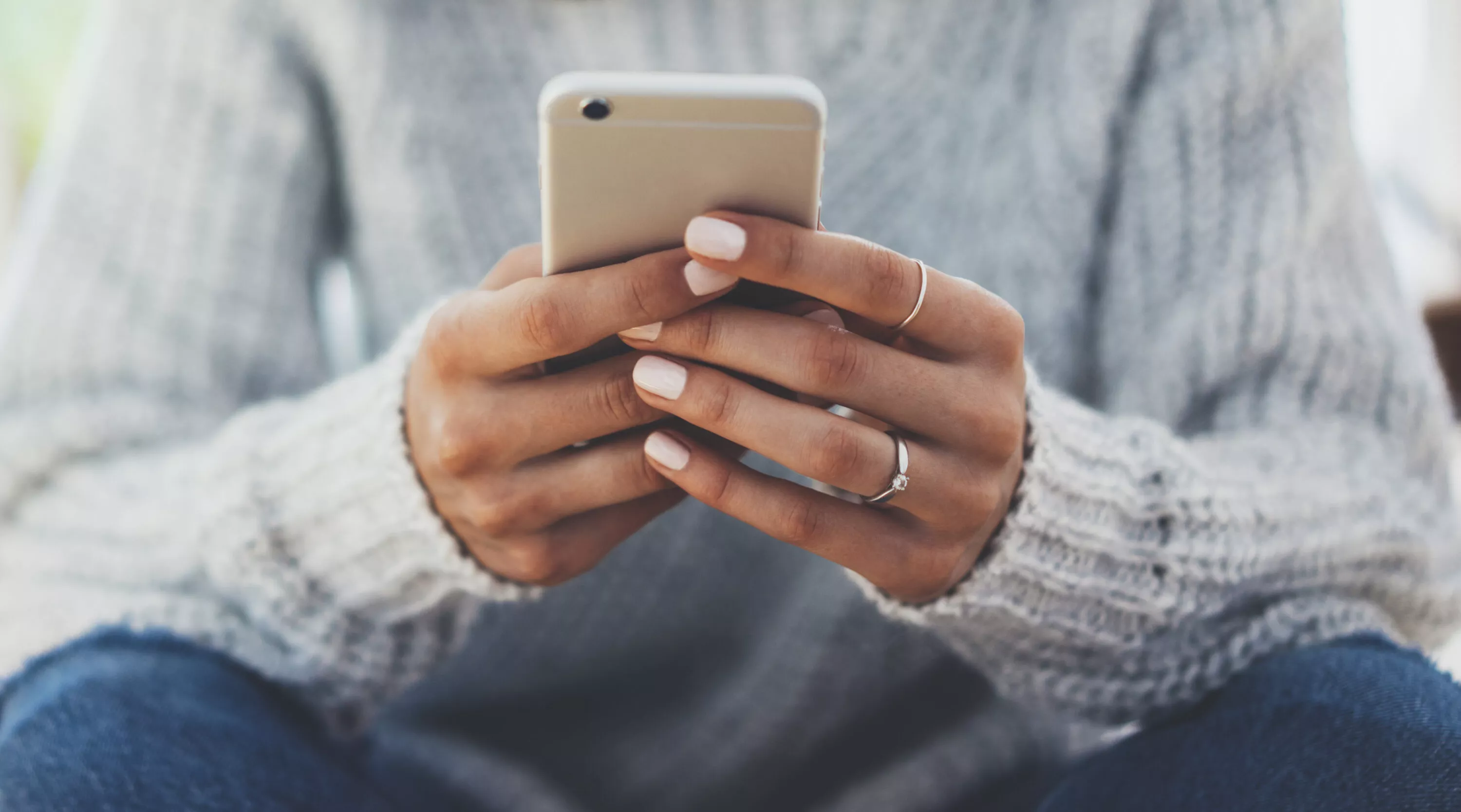 Alle Petitionen unterschreiben 13 Person mit Handy in der Hand