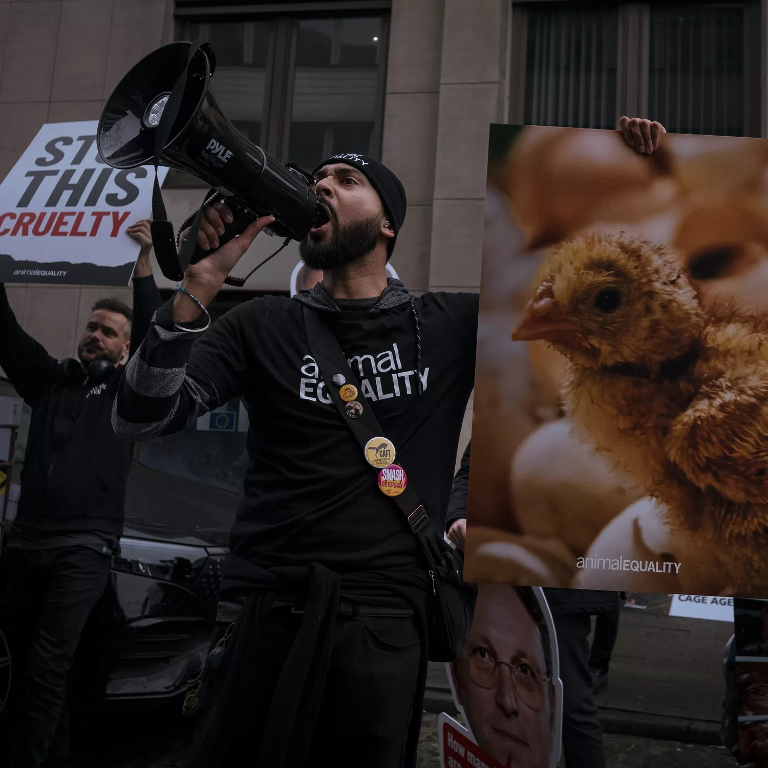 Proteste in Brüssel: Mit Käfigen vor der EU-Kommission