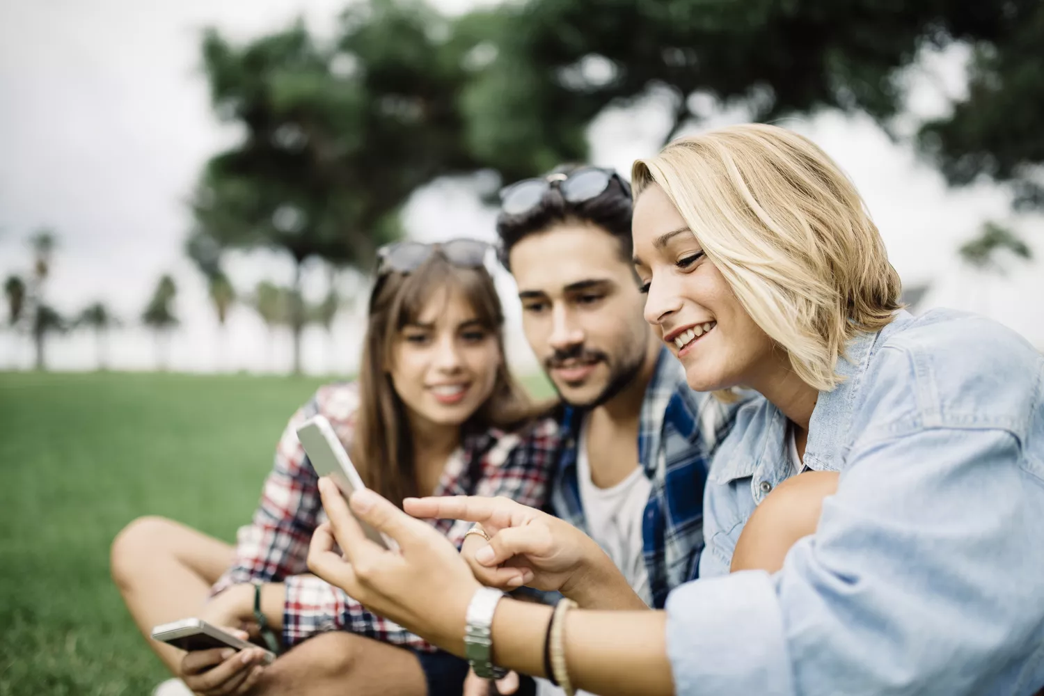 Menschen schauen auf ein Handy