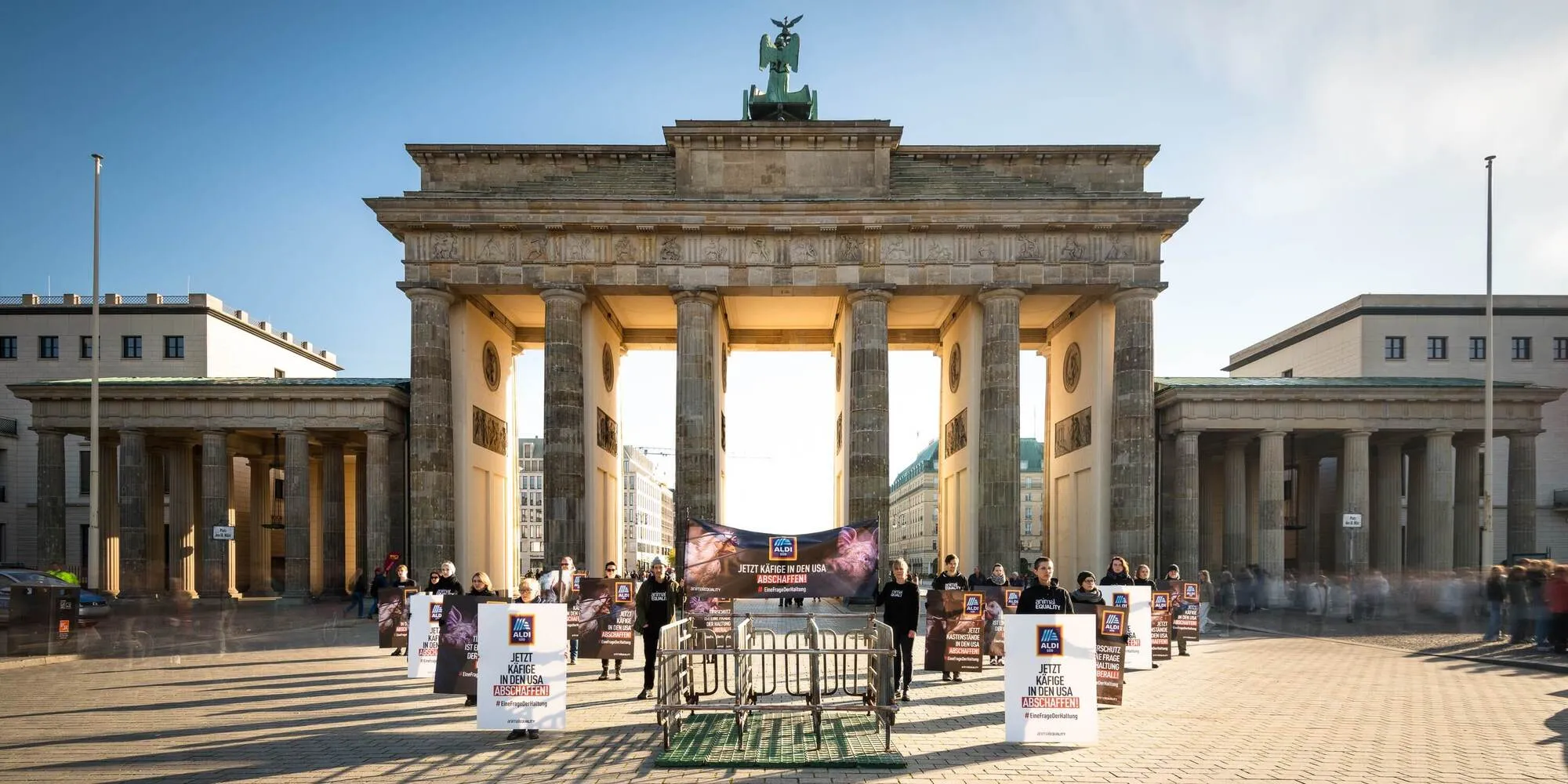 Animal Equality protestiert vor dem Brandenburger Tor